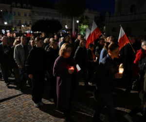 Marsz milczenia w Jarosławiu po ataku na księdza. Mieszkańcy w żałobie