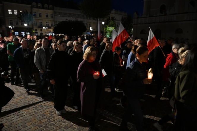 Marsz milczenia w Jarosławiu po ataku na księdza. Mieszkańcy w żałobie