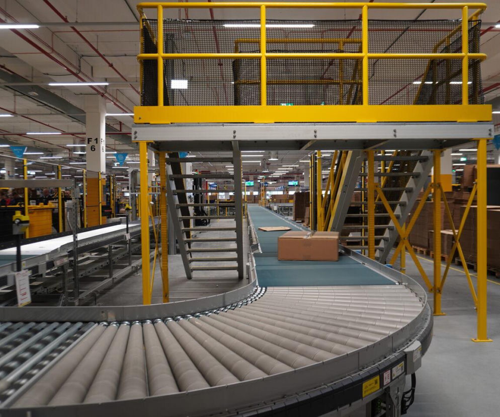 Hala z liniami sortowniczymi w centrum Amazon w Dobromierzu. O nowych miejscach pracy przeczytasz na SE Superbiz.