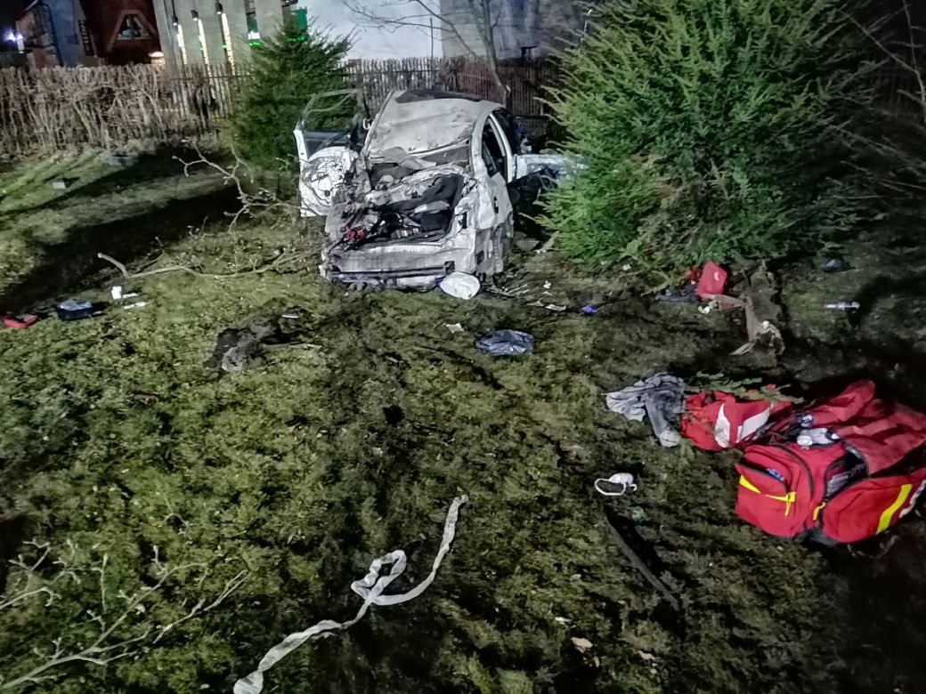POWAŻNY WYPADEK w Nawojowej. Z samochodu  niewiele zostało. TRZY OSOBY w szpitalu