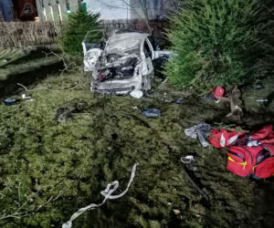 POWAŻNY WYPADEK w Nawojowej. Z samochodu  niewiele zostało. TRZY OSOBY w szpitalu