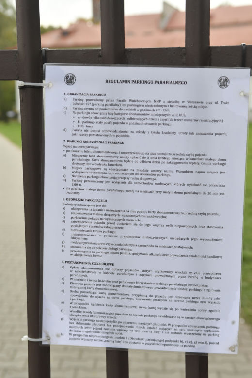 Rodzice puszczają dzieci na ulicę, bo… proboszcz wprowadził abonament za parking. "Gdzie teraz mamy parkować?"