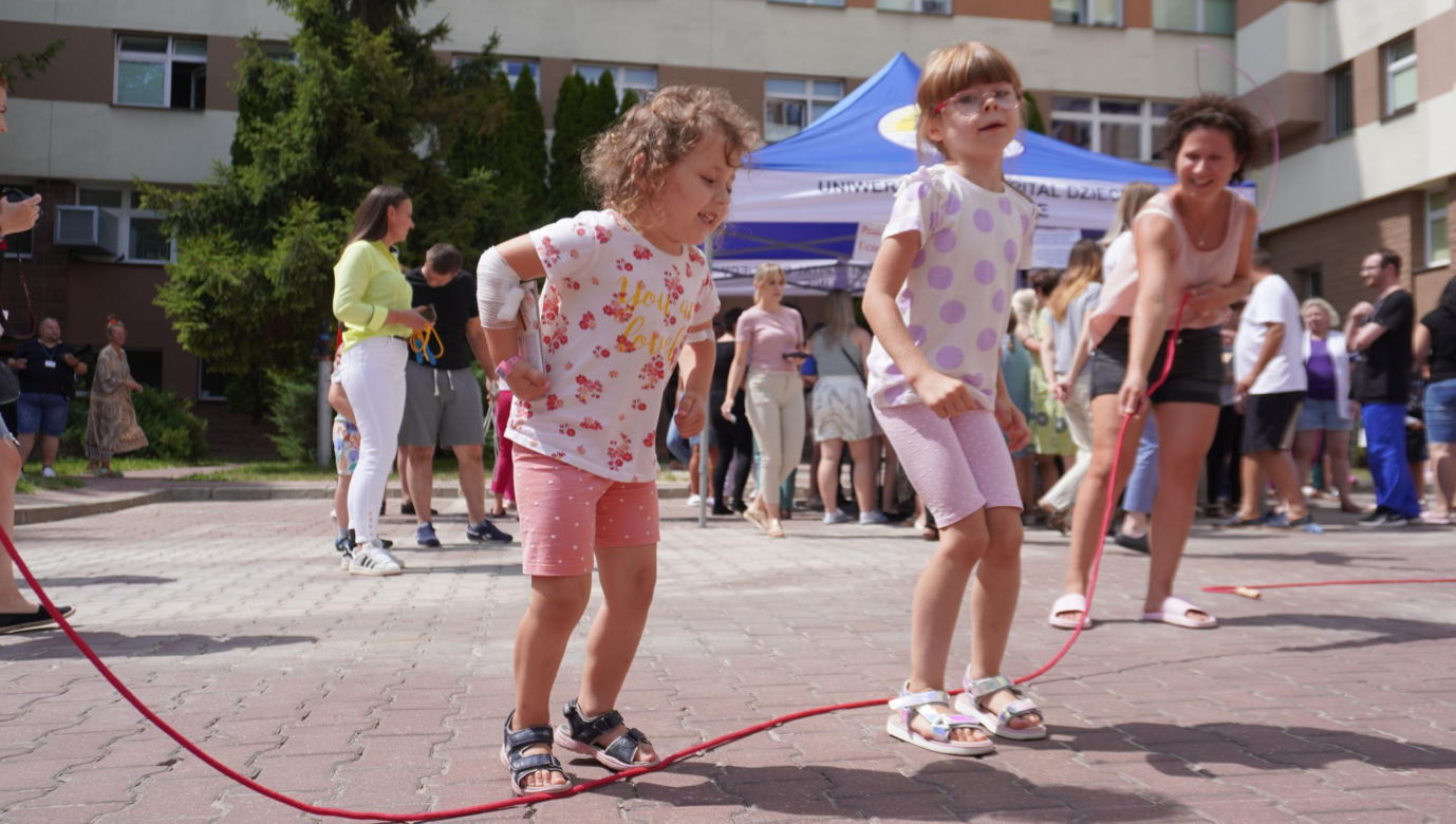 Przeskoczyli mukowiscydozę! Przy Uniwersyteckim Szpitalu Dziecięcym w Lublinie skakanki poszły w ruch. ZDJĘCIA
