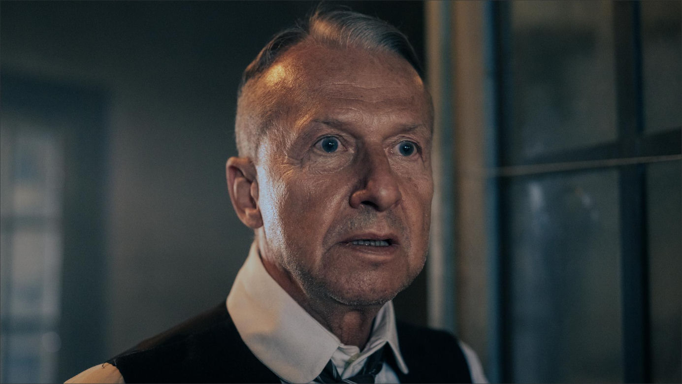 W roli głównej Jakub Gierszał, w obsadzie m.in. Aidan Gillen, Paul Freeman, Julia Pietrucha, Wojciech Mecwaldowski, Anna Próchniak, Mateusz Kościukiewicz, Antoni Pawlicki oraz Tomasz Kot.