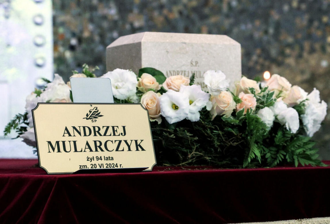 Ostatnie pożegnanie twórcy Samych swoich. Tłum gwiazd odprowadził trumnę na Powązkach