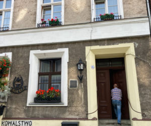 Spędziła 4 miesiące w więzieniu przez łamanie obostrzeń. Super Express dotarł do ojca 39-letniej Karoliny L