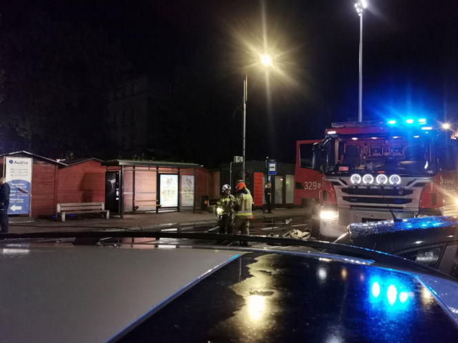 Spłonęło kilkanaście boksów. Nocny pożar targowiska w centrum Katowic