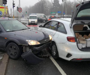 Kierowca zemdlał za kierownicą na ruchliwym skrzyżowaniu