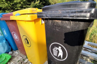 Opłaty za śmieci w Tarnowie – Straż Miejska zapuka do drzwi. Ile wynosi kara?