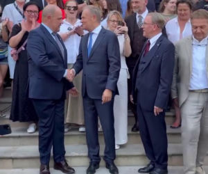 Artur Barciś chciał sprawdzić czy Tusk nosi perukę