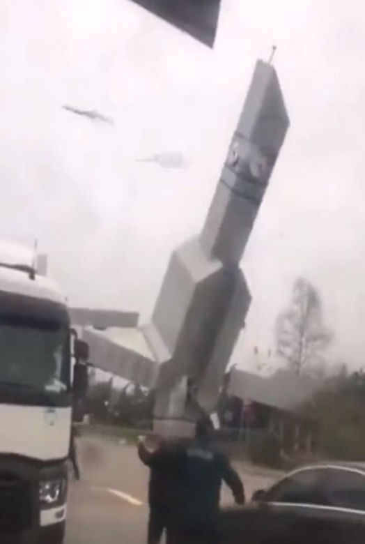 Wiatr przewrócił wieżę zegarową i tiry na ulicy! Armaggeddon w Turcji