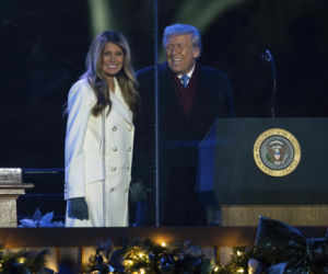 Melania Trump zapaliła choinkę przed Białym Domem! Podoba Ci się?