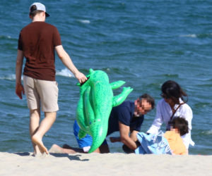 Marta Kaczyńska z mężem i synem na plaży