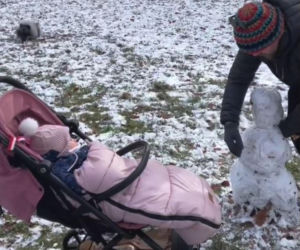 Antoni Królikowski bawi się z córką na śniegu