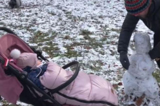 Antoni Królikowski bawi się z córką na śniegu