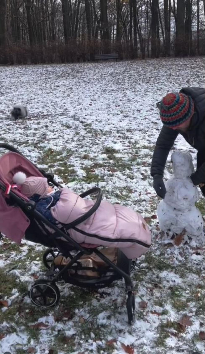 Antoni Królikowski bawi się z córką na śniegu