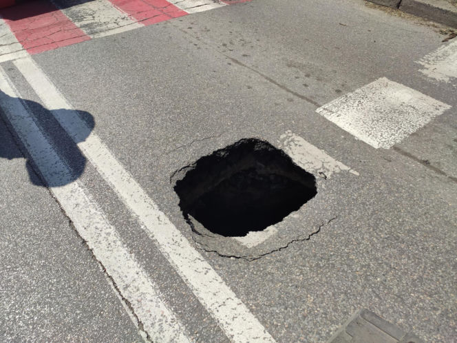Gigantyczna dziura w drodze na Śląsku! Droga zapadła się na kilka metrów