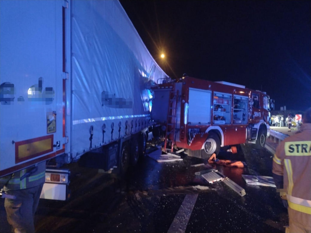 Katastrofa autokaru w Warszawie, jest wielu poszkodowanych. Na oczach ratowników doszło do kolejnej tragedii