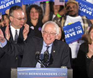Bernie Sanders pokonał Hillary Clinton! Piersi Emily Ratajkowski pomogą mu zostać prezydentem 