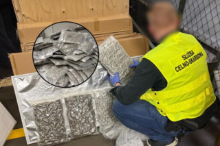 W panelach ledowych ukryto towar za miliony. Przemyt na lotnisku