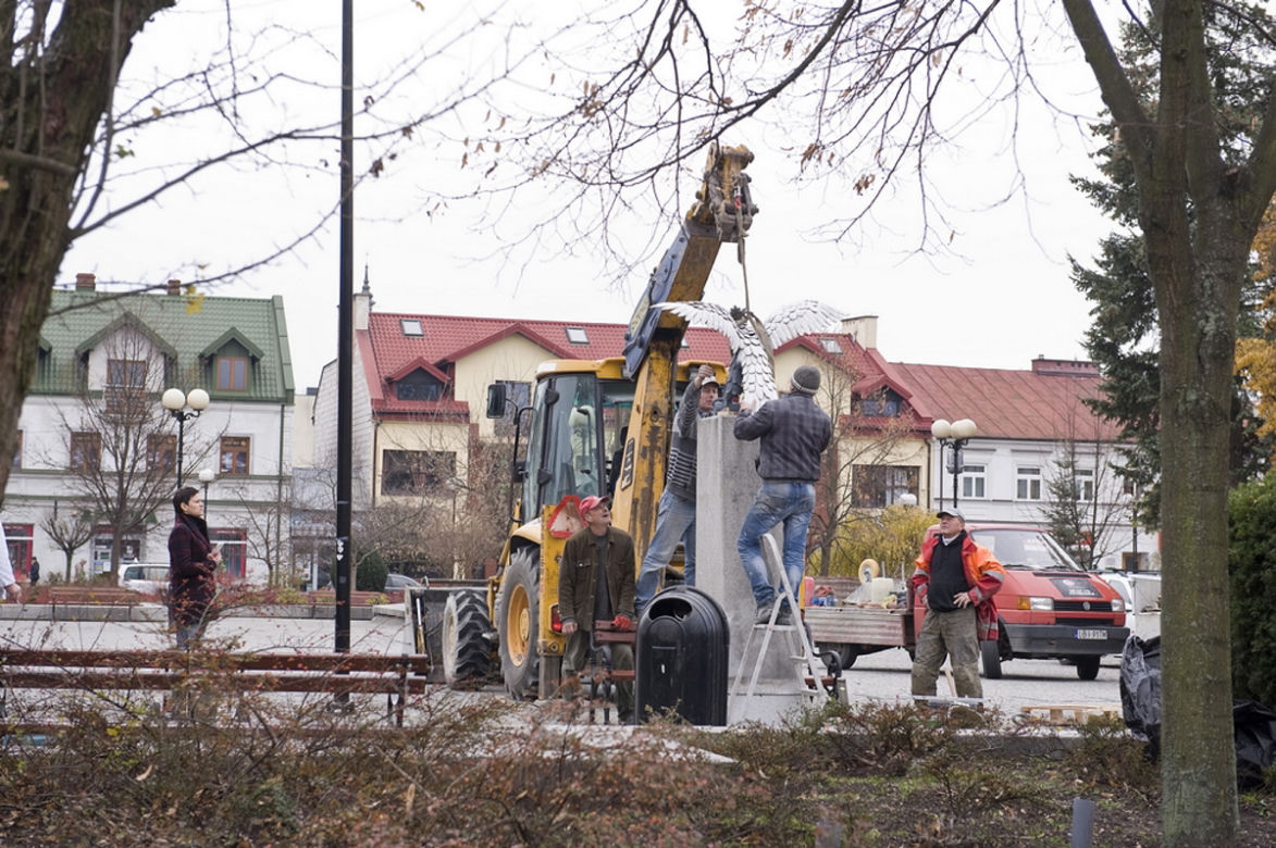 SPECJALNIE DLA DUDY PRZENIEŚLI POMNIK