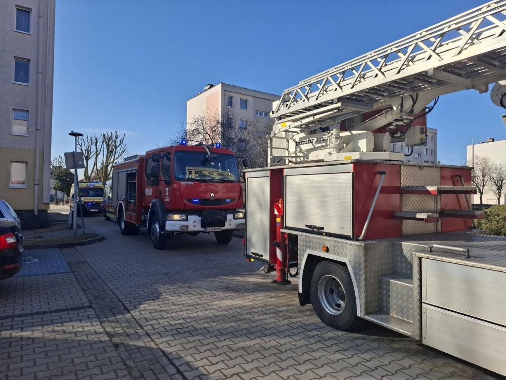 Pożar w bloku w Kościanie. Lokatorzy czekali na pomoc na balkonach