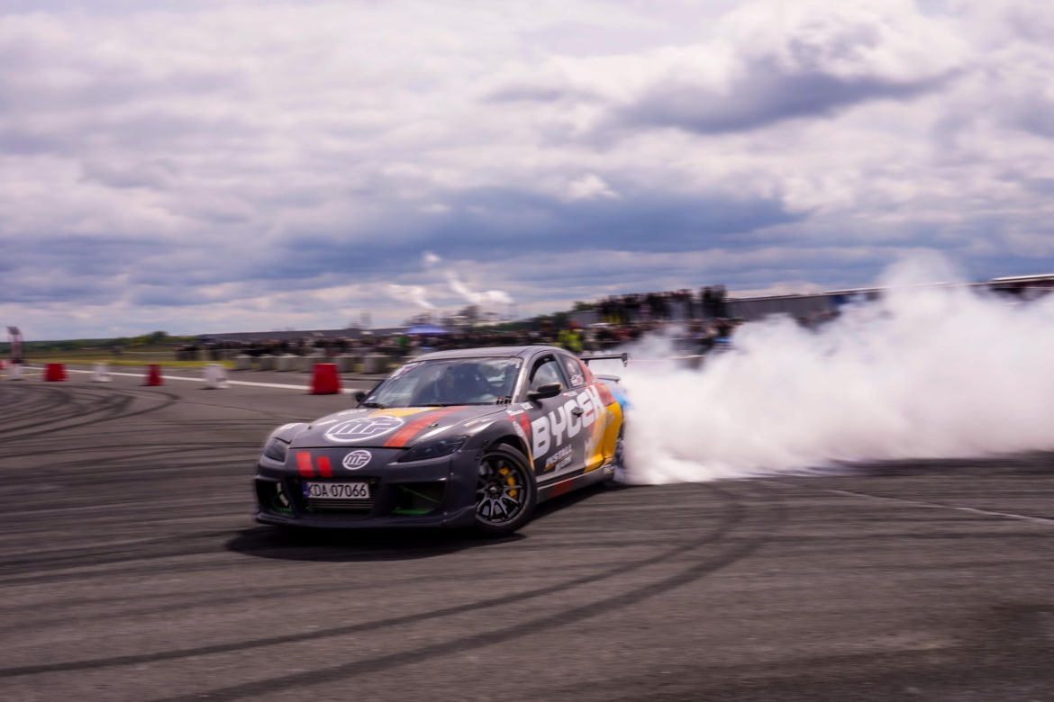 SkillZone Festiwal - motoryzacyjne emocje na lotnisku w Mielcu