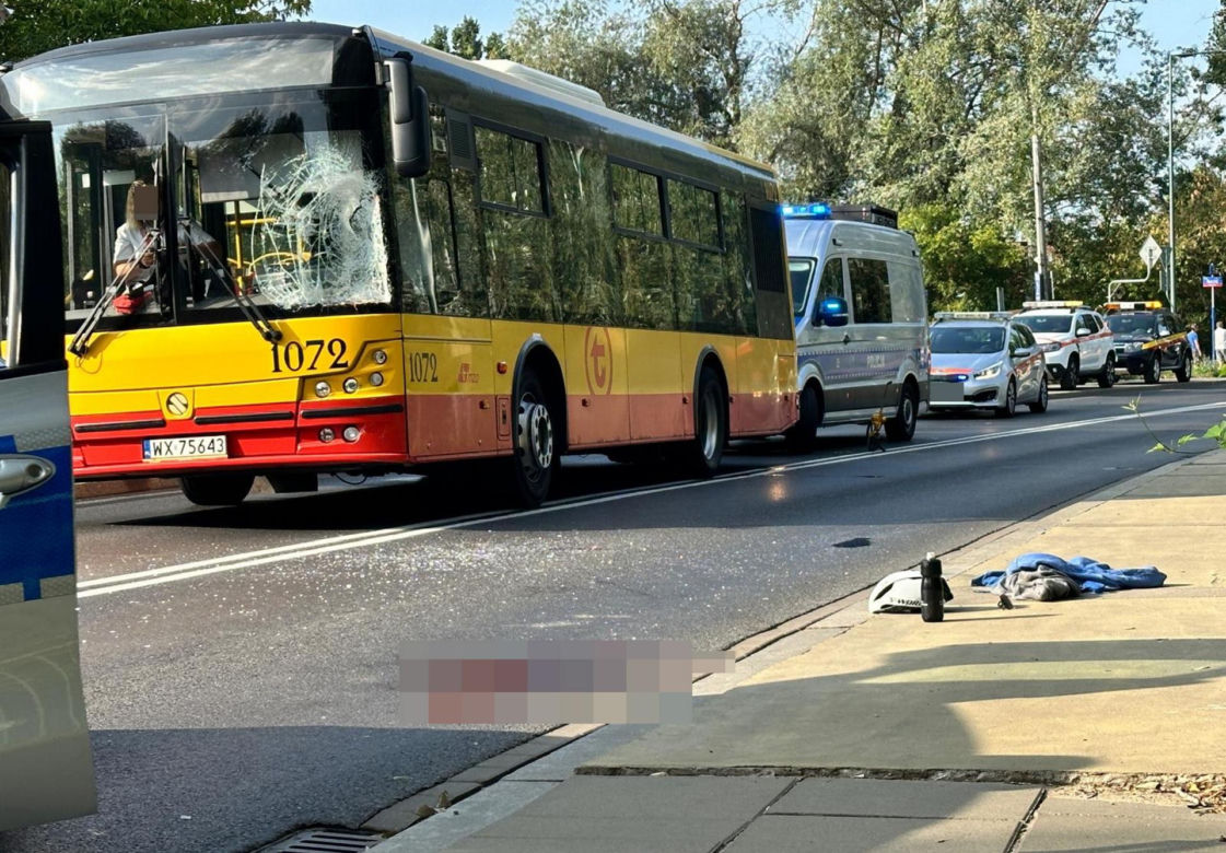 Czołowe zderzenie autobusu miejskiego z rowerzystą w Warszawie. Niedawno zginęły tam trzy osoby