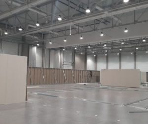 Trwa budowa szpitala polowego w łódzkiej hali EXPO