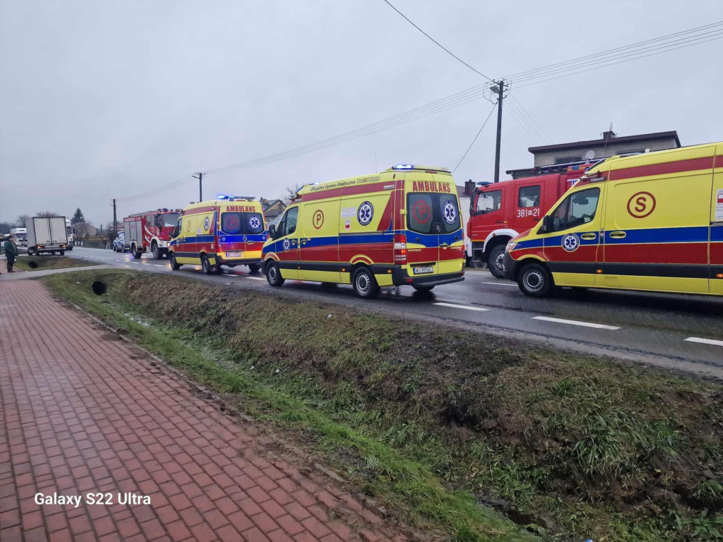 W karambolu na DK2 uczestniczyła ciężarówka i pięć aut osobowych
