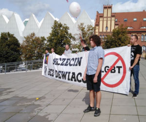 Przeciwnicy Marszu Równości zmyli napisy i tęczową flagę na pl. Solidarności! [ZDJĘCIA]