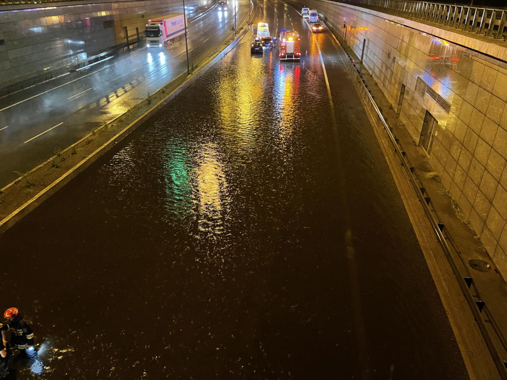 Burza zamknęła trasę S8. Woda godzinami stała na ulicy