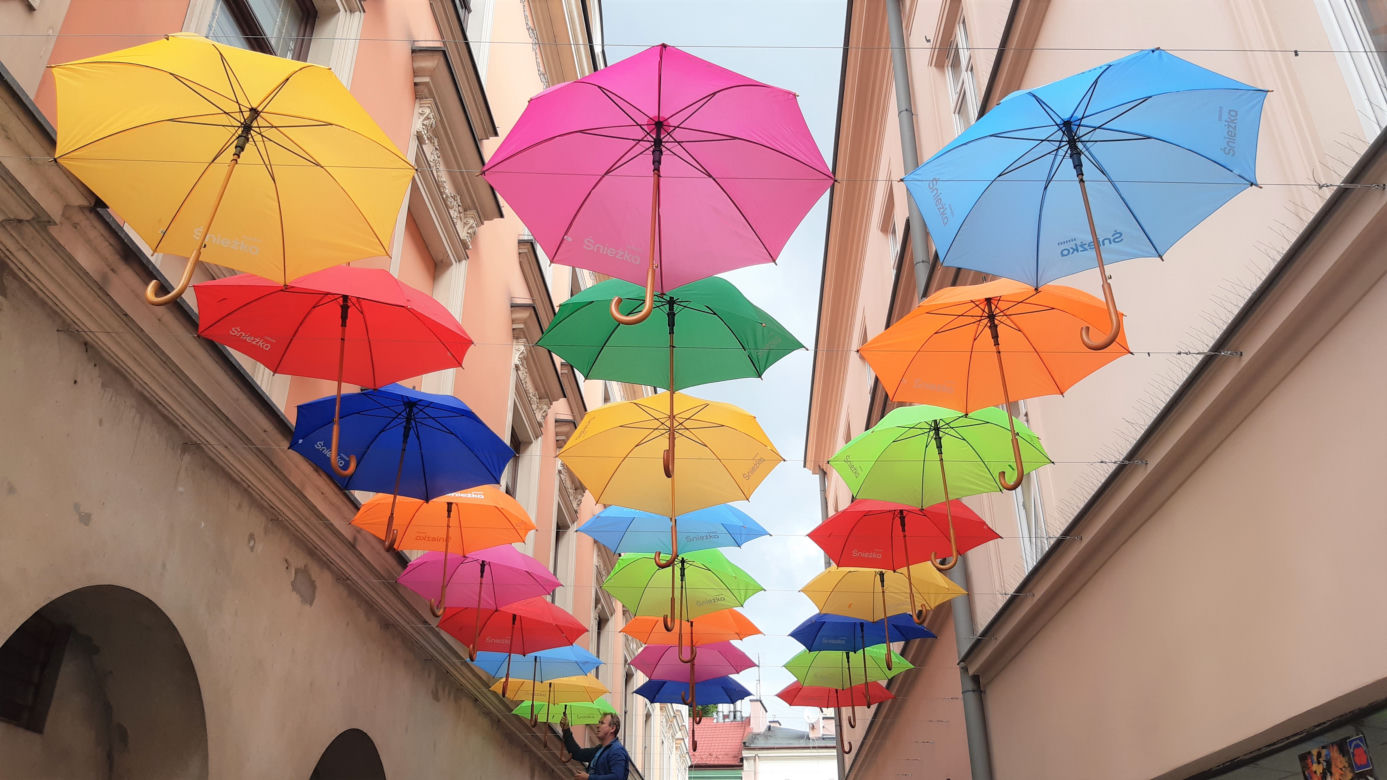 Kolorowe parasole znów wiszą na ulicy Piekarskiej