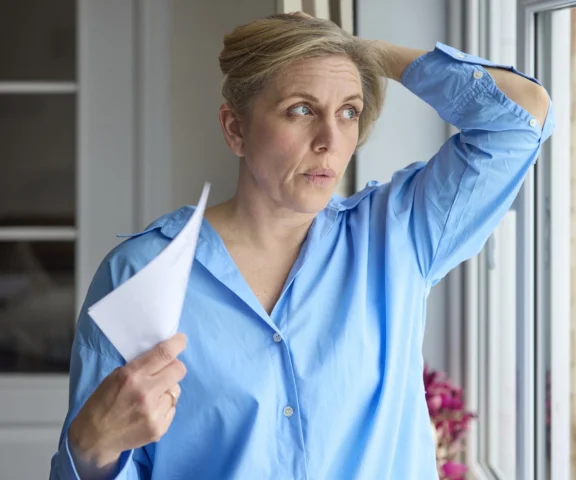 Mgłę mózgową w menopauzie można złagodzić. Naukowcy z UCLA wskazują na hormony