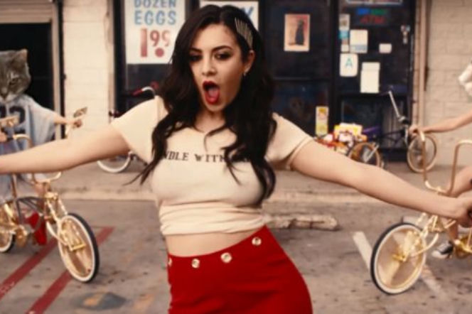 Charli XCX z kotami