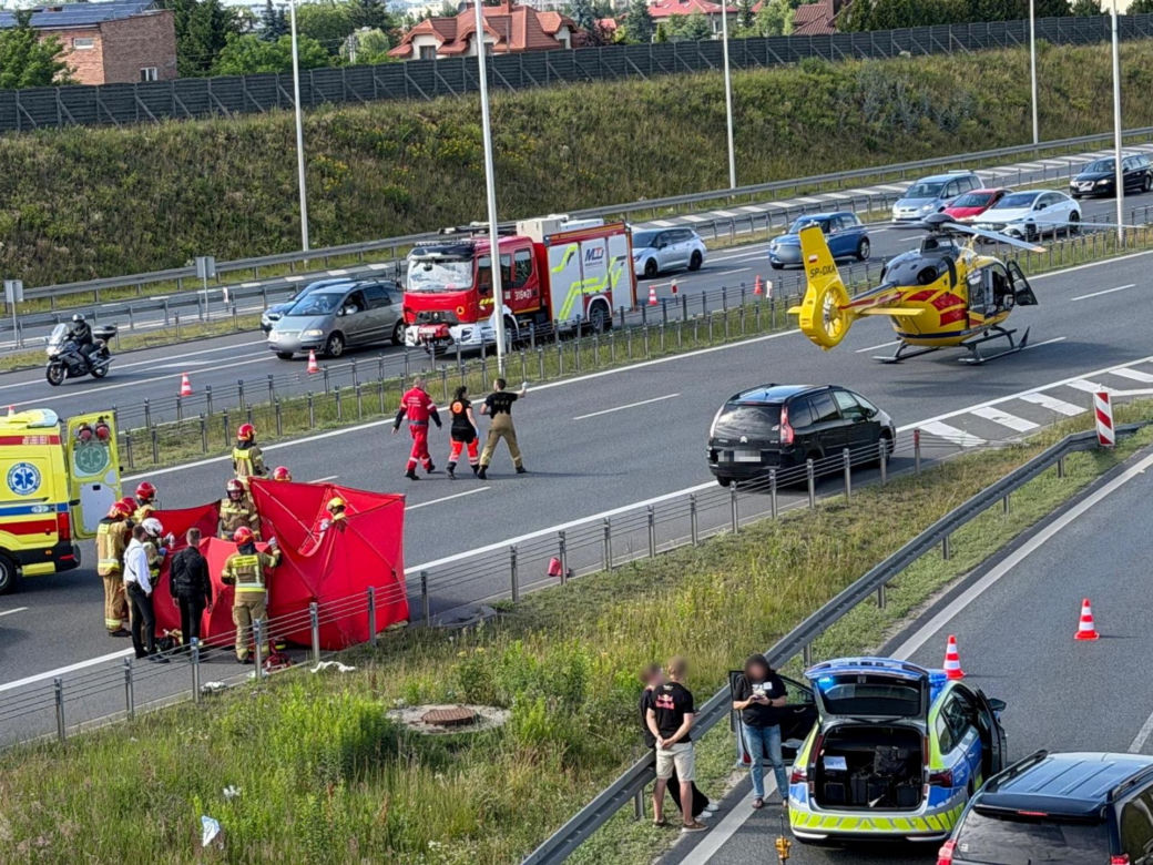 Śmigłowiec LPR na S8. Kobieta potrącona po wyjściu z auta