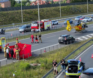 Śmigłowiec LPR na S8. Kobieta potrącona po wyjściu z auta