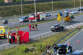 Śmigłowiec LPR na S8. Kobieta potrącona po wyjściu z auta