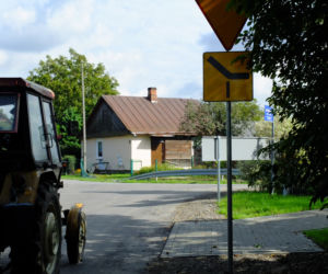 Rozbił pożyczone auto i zniszczył ogródek pani Heleny. 98-latka nie była zadowolona