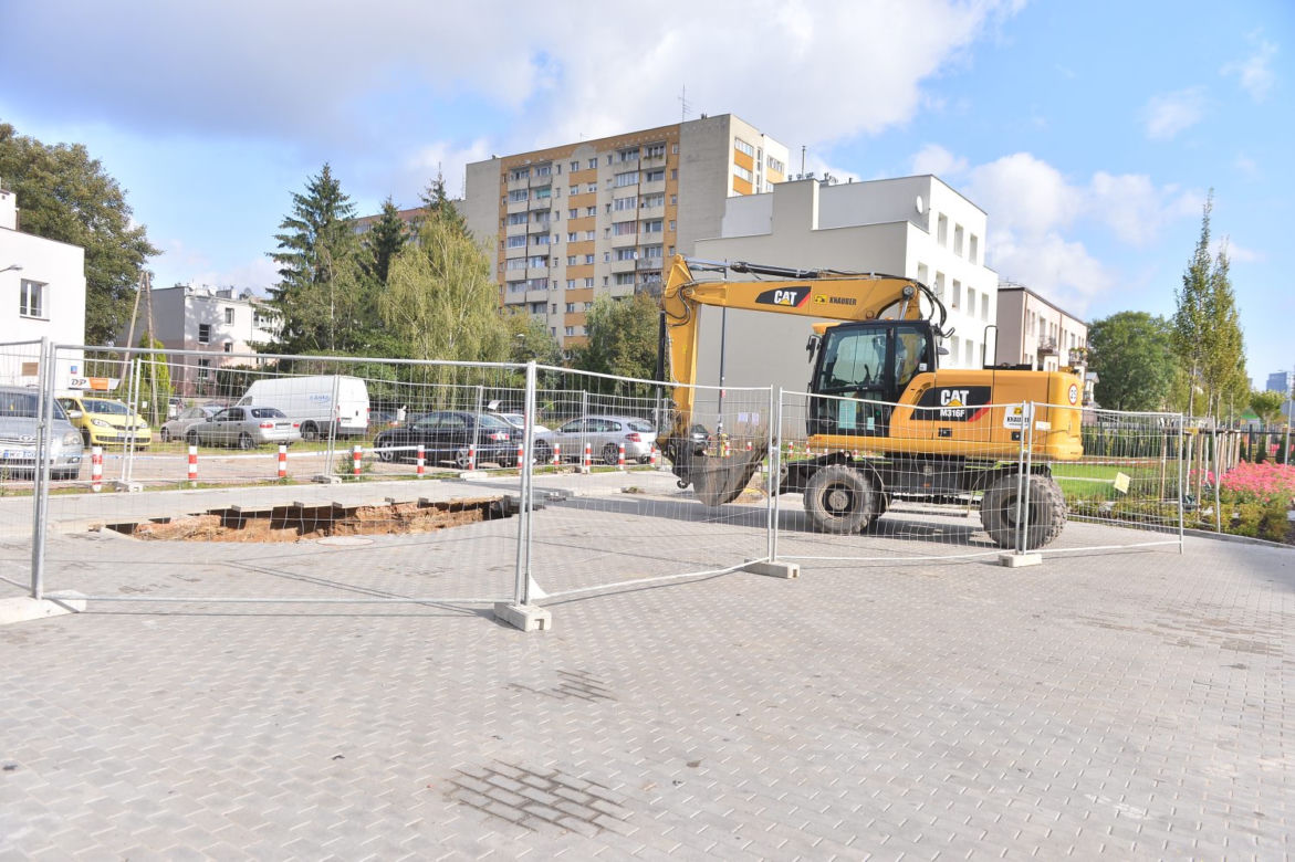 Ogromna dziura na parkingu przy ul. Górczewskiej 