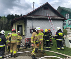 Tragiczny pożar w Ptaszkowej. Starsza kobieta została uwięziona w płonącym domu