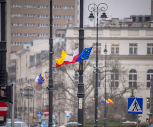 Flagi na ulicach Warszawy. Co się dzieje