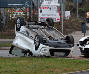 Wypadek na ul. 26 Kwietnia w Szczecinie. Dachował samochód