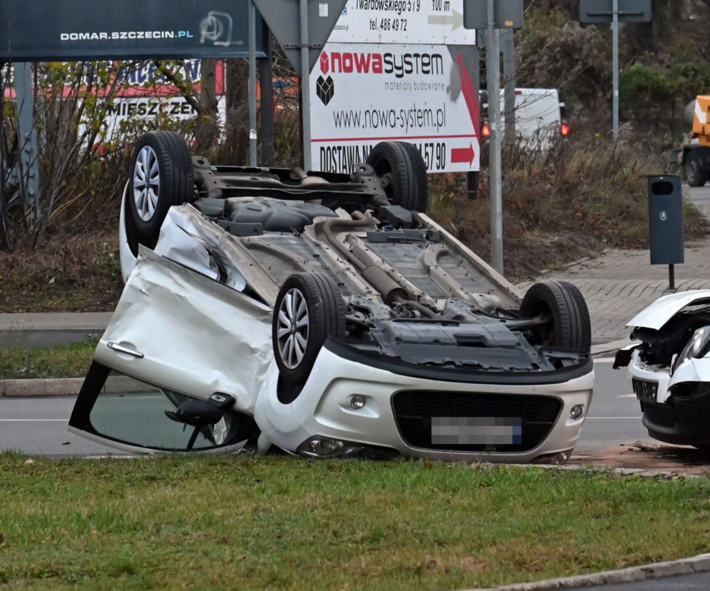 Wypadek na ul. 26 Kwietnia w Szczecinie. Dachował samochód