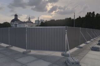 Odbudowa Pałacu Saskiego. Plac Piłsudskiego już z ogrodzeniem
