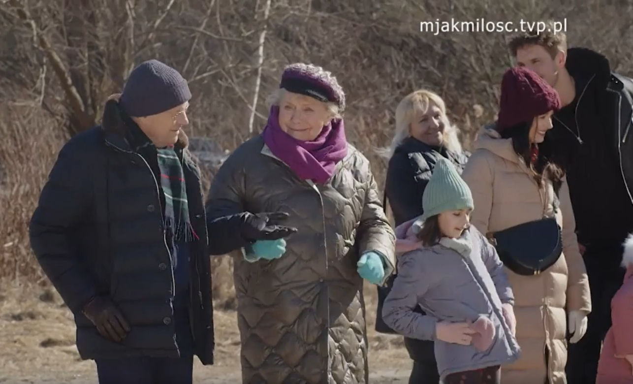 M jak miłość. Barbara Mostowiak (Teresa Lipowska) na planie. Modry (Stefan Friedmann), Iza (Adriana Kalska), Marcin (Mikołaj Roznerski)