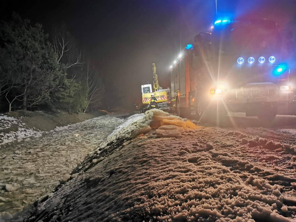 Brzezna. GIGANTYCZNY zator lodowy na rzece. Koparka zapobiegła powodzi