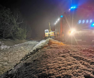 Brzezna. GIGANTYCZNY zator lodowy na rzece. Koparka zapobiegła powodzi