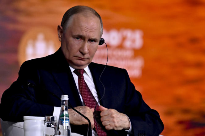 Historyczny kryzys w Rosji. Gigantyczne kolejki na stacjach. Tak zareagował Putin