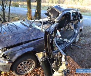 BMW rozbiło się na drzewie, nie żyje młoda kobieta